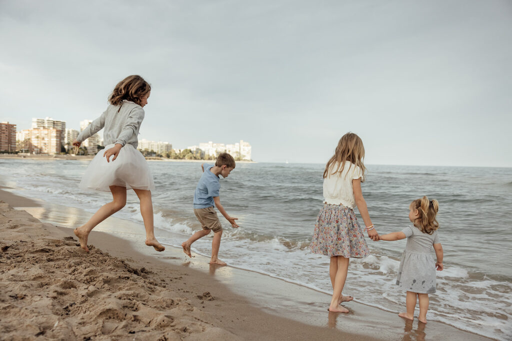 If you’re visiting from the UK, northern Europe, or the US, Alicante in winter will feel closer to spring. Temperatures often sit around 16–20°C with sunshine most days.